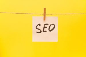 SEO written on post it hung on clothesline with clothespin